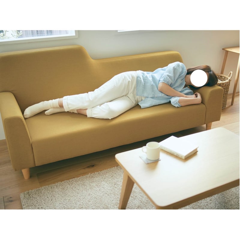 低い肘置きを枕代わりに寝転んで。