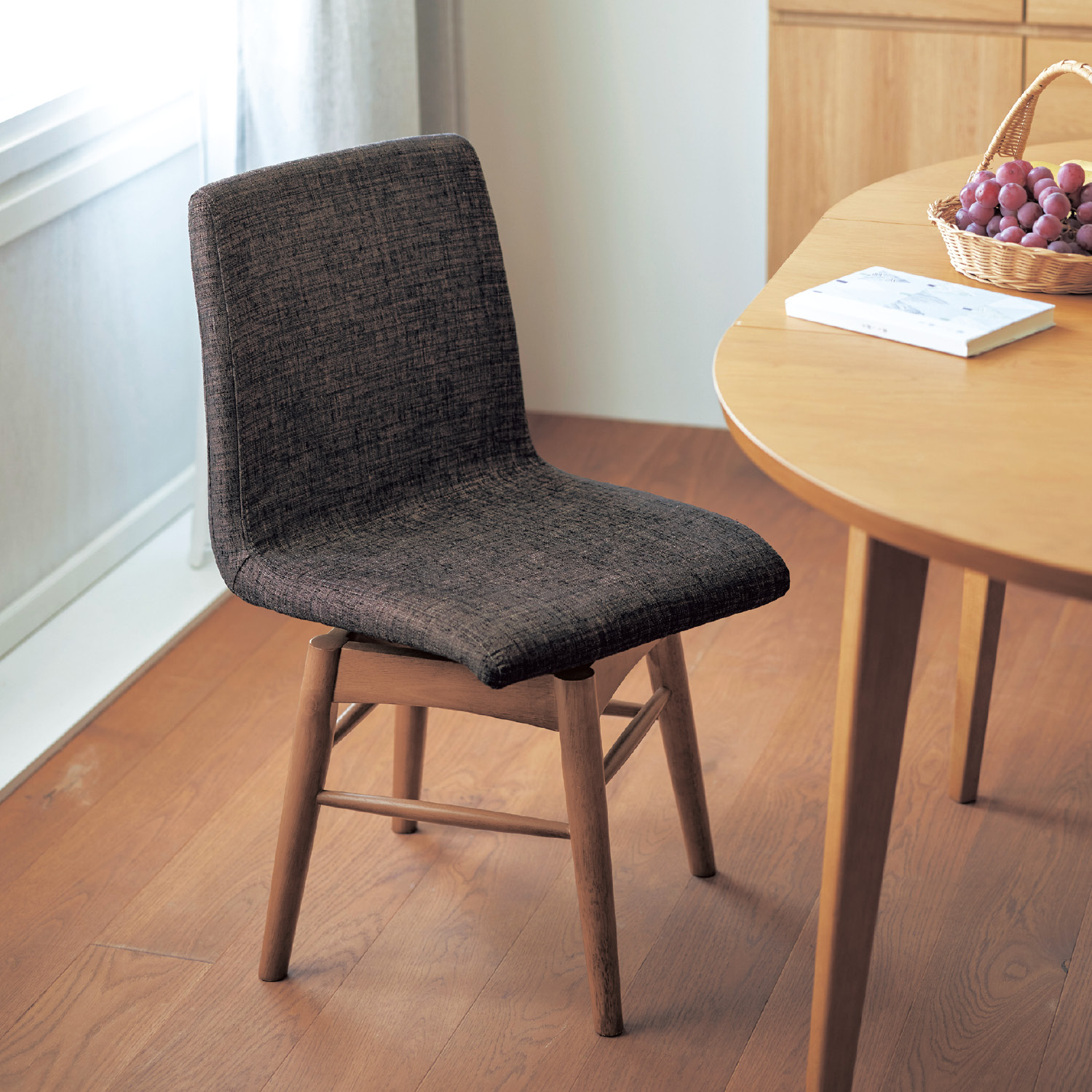 【ベルメゾン】ファブリック座面の回転式ダイニングチェア