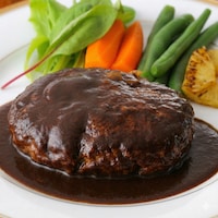 牛肉・豚肉の絶妙な割合での合い挽き、ぎっしりと詰まったお肉の絶妙の歯ごたえ、一口含むととてもジューシ