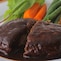 牛肉・豚肉の絶妙な割合での合い挽き、ぎっしりと詰まったお肉の絶妙の歯ごたえ、一口含むととてもジューシ