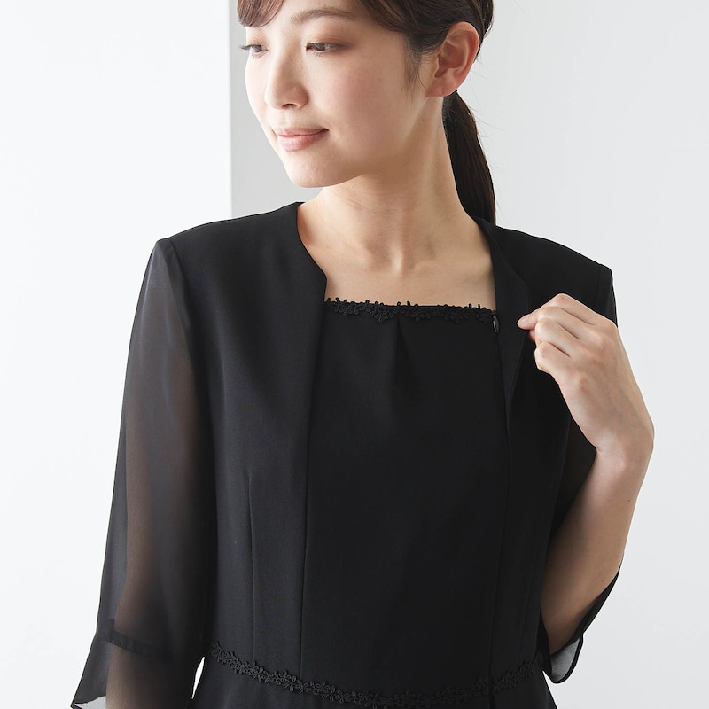 ワンピース：着脱しやすい前開きファスナー仕様
