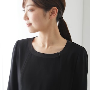 ワンピース：着脱しやすい前開きファスナー仕様
