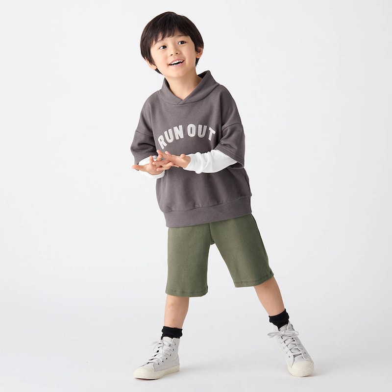 カーキ／モデル身長111cm・110サイズ着用