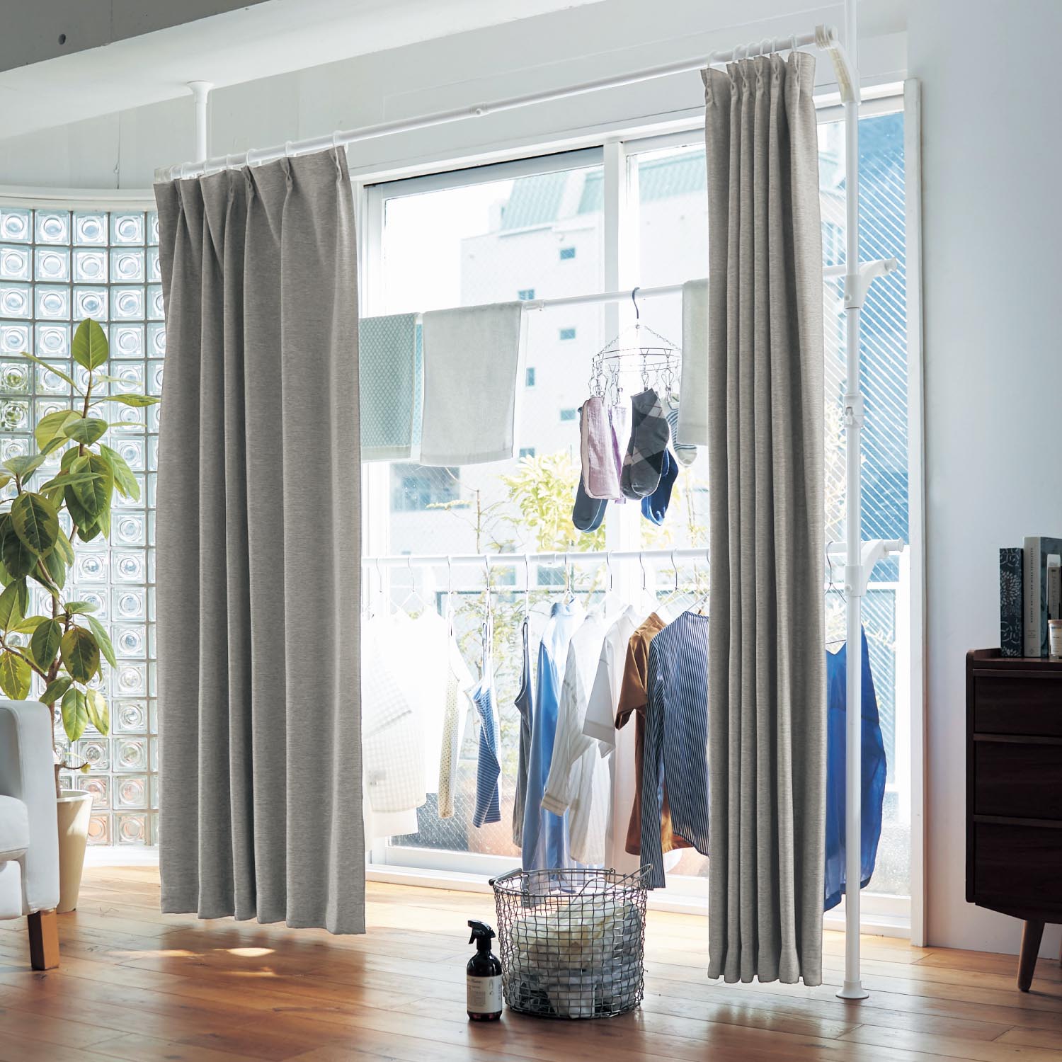【ベルメゾン】カーテンで洗濯物を目隠しできて幅を変えられる突っ張り式室内物干し 【ベルメゾン】カーテンで洗濯物を目隠しできて幅を変えられる突っ張り式室内物干し
