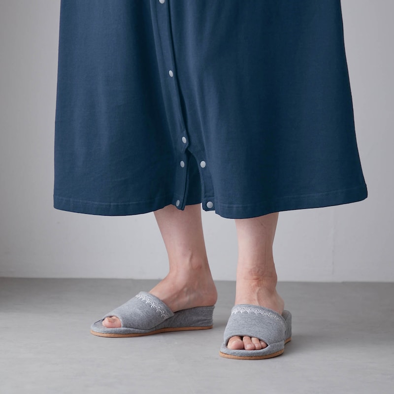 裾のスナップボタンで、パンツ仕様にもなります