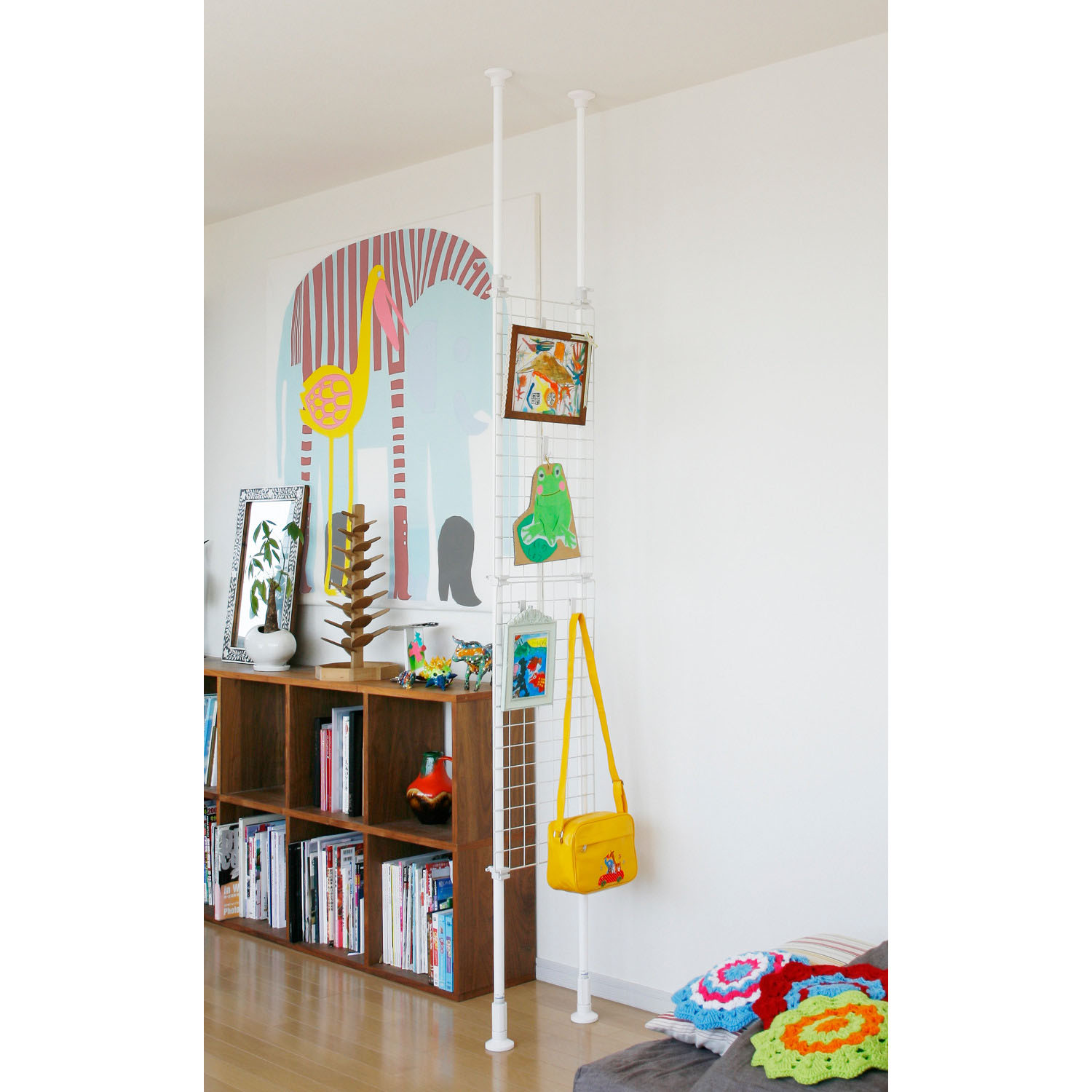 【ベルメゾン】引っかけ収納が出来る突っ張りメッシュラック