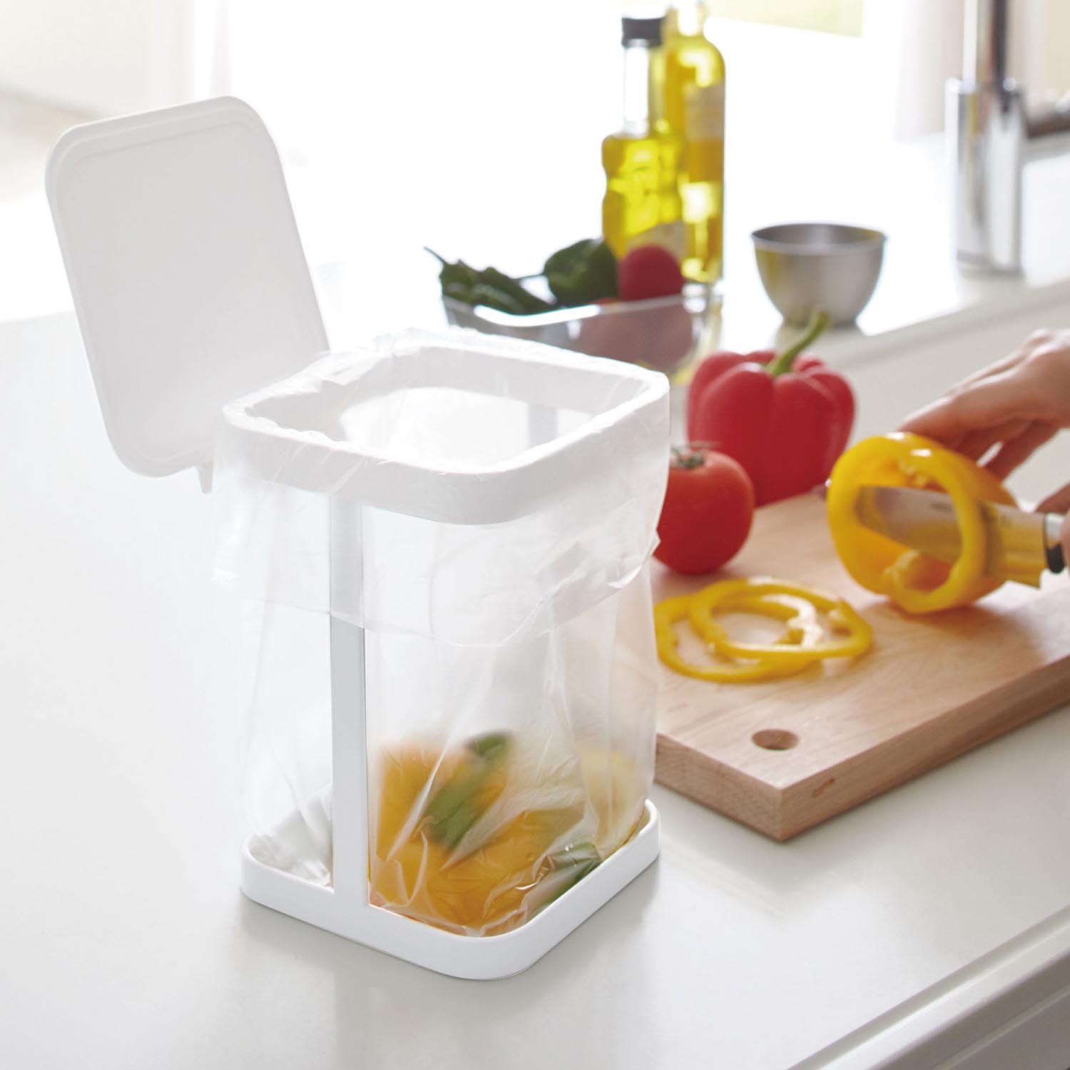 【タワー/tower】ポリ袋をかぶせるだけの卓上蓋付きコンパクトゴミ袋ホルダー