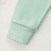 袖口はリブ仕様。冷気が入り込むのを防ぎます