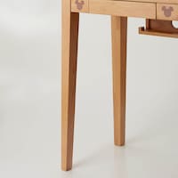 先に行くほど細くなるスマートなデザインの脚
