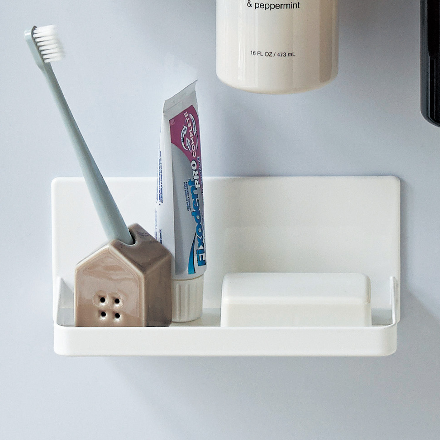 マグネットで取り付けられるバスルームラック(タワー/tower) マグネットで取り付けられるバスルームラック(タワー/tower)