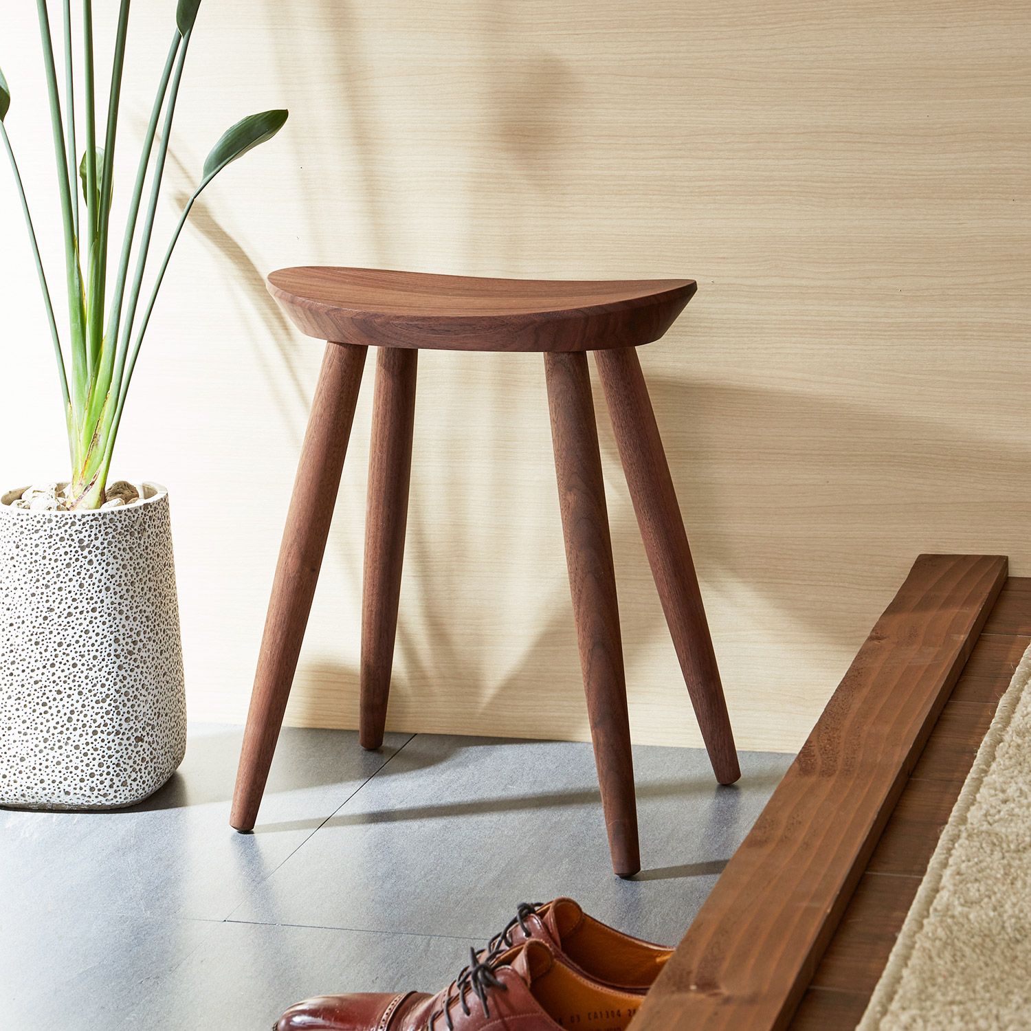 【コサイン/cosine】ウォルナット材のエントランススツール