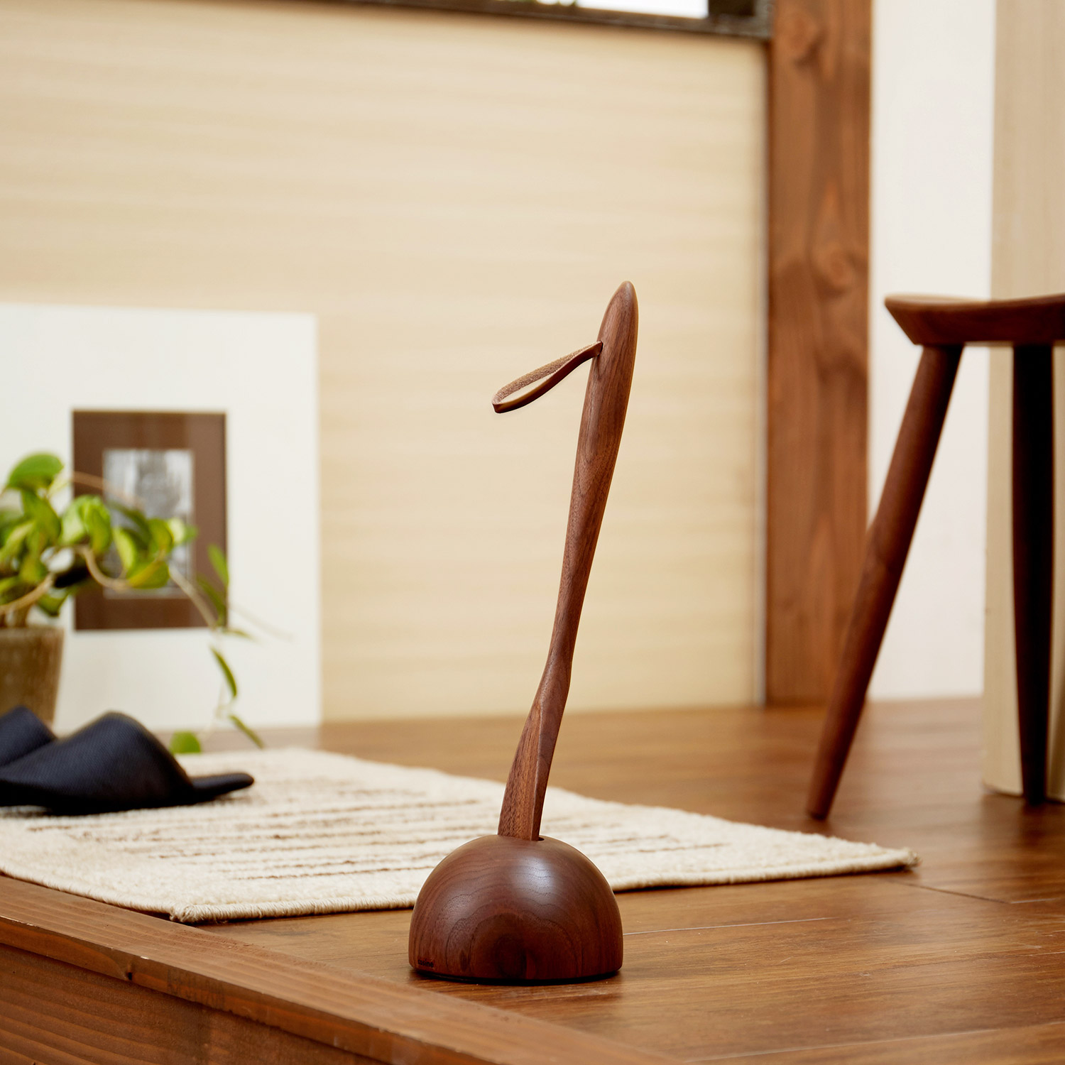 【コサイン/cosine】ウォルナット材の靴べらと専用スタンドのセット