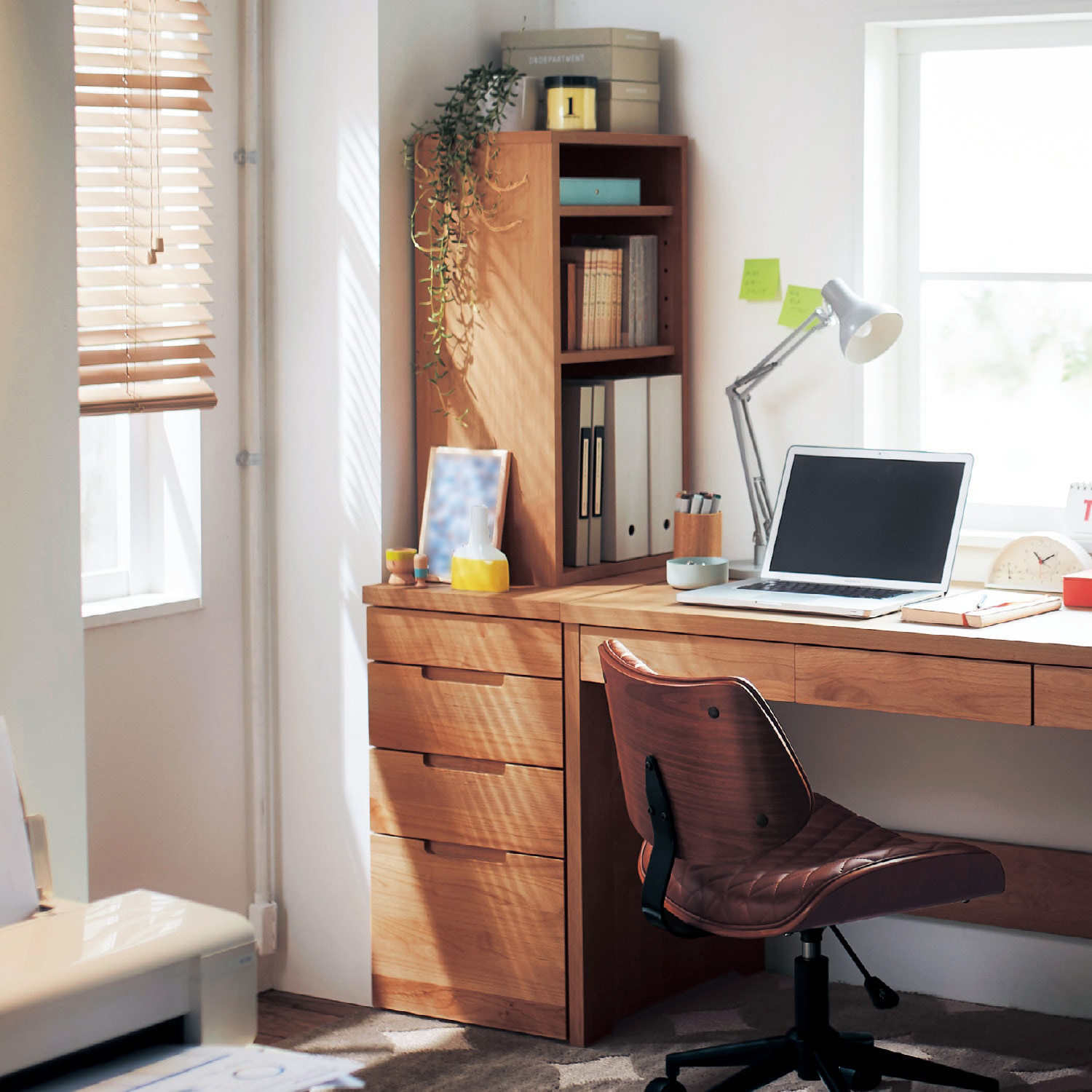 【ベルメゾン】あたたかみのあるアルダー材のデスクサイドラック