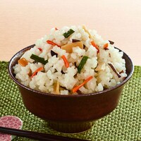 素朴で懐かしい味の山菜おこわです。