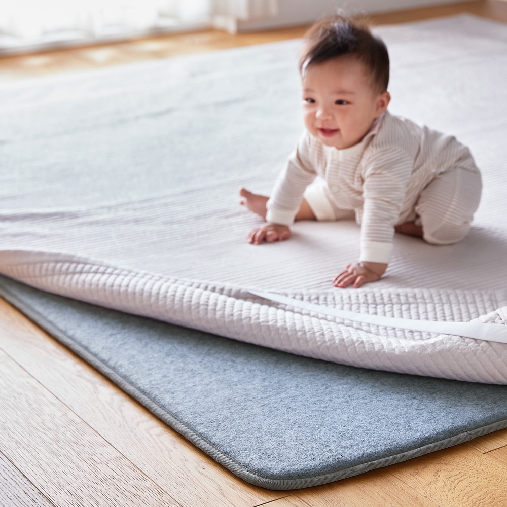 標準タイプ＞すべり止めシート付き。ラグの下に敷くアンダーラグ（ラグ