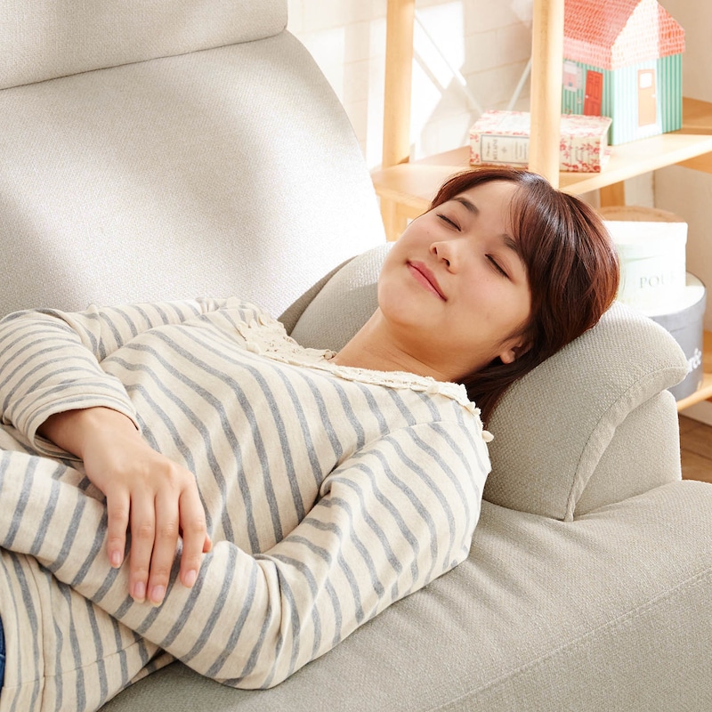 肘部分はダブルクッション仕様で枕にしても　／ライトベージュ
