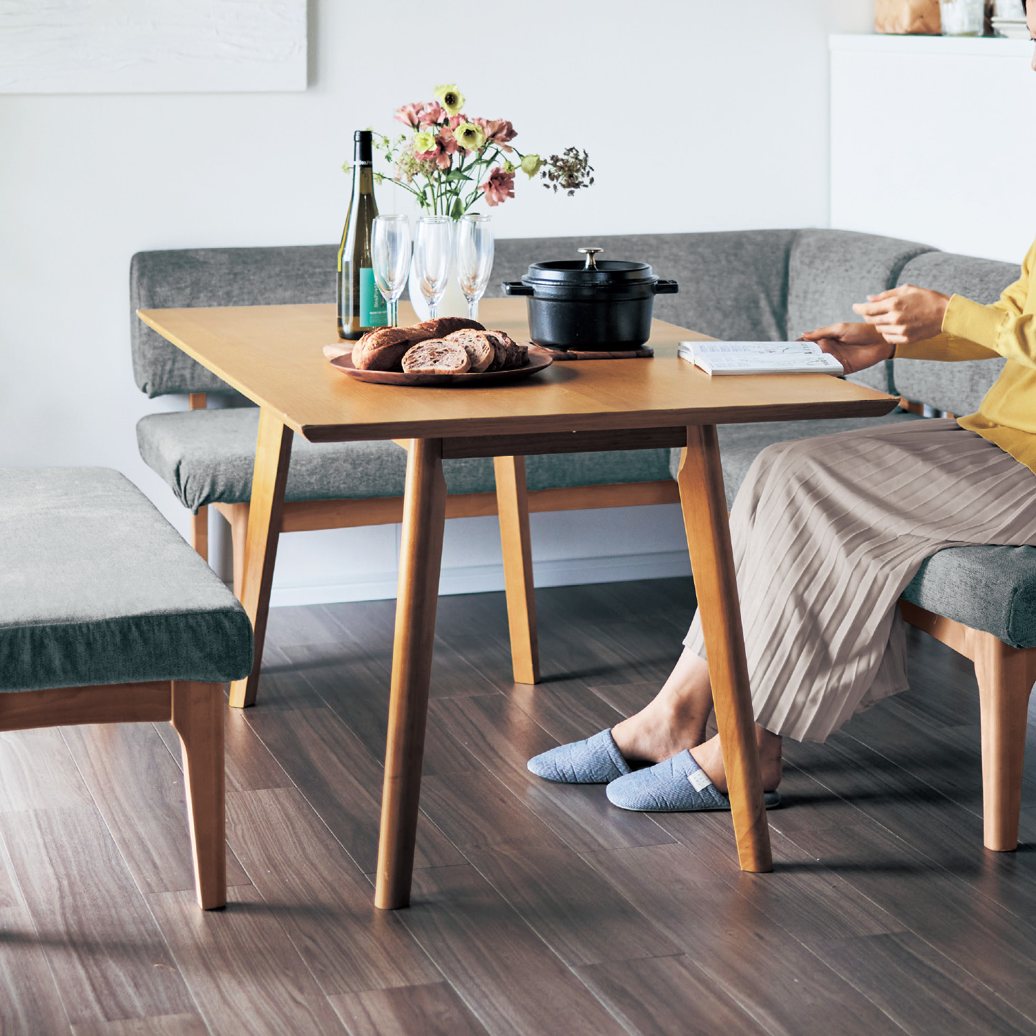 空間を広く使おう。ソファーダイニングテーブル <4人用> 空間を広く使おう。ソファーダイニングテーブル <4人用>