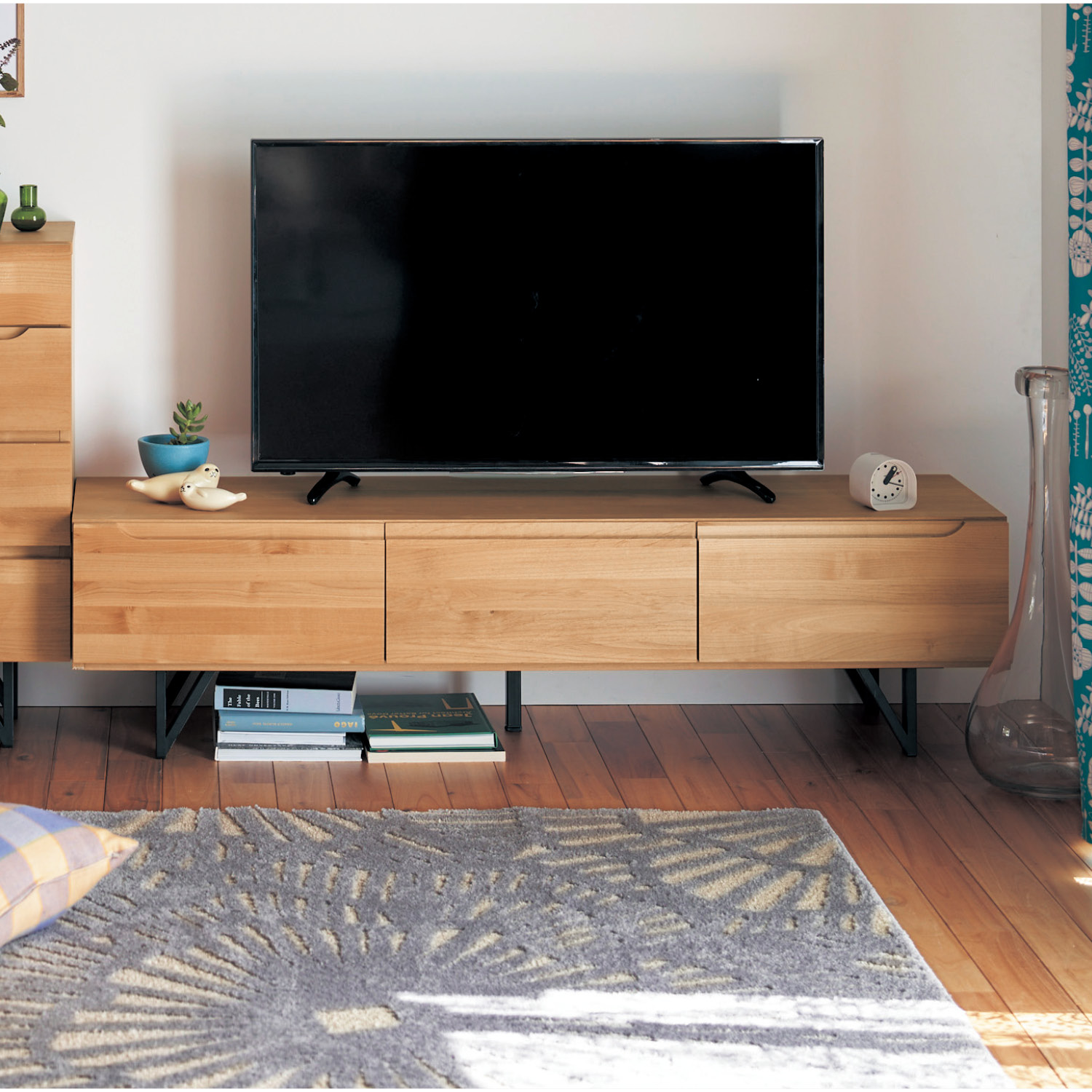 【ベルメゾン】あたたかみのあるアルダー材のスチール脚テレビ台