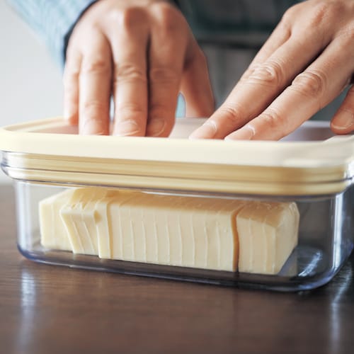 カットしてそのまま保存できるアルミ製バターナイフ付きバターケース