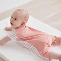 ピンクボーダー／モデル身長62㎝・60サイズ着用
