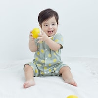 レモン（スモークグリーン）／モデル身長70cm・70サイズ着用