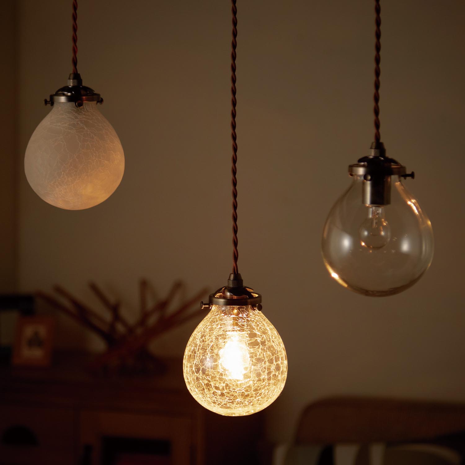 【インターフォルム/INTERFORM】しずくのようなフォルムのガラスペンダントライト「マルヴェル/Marweles」