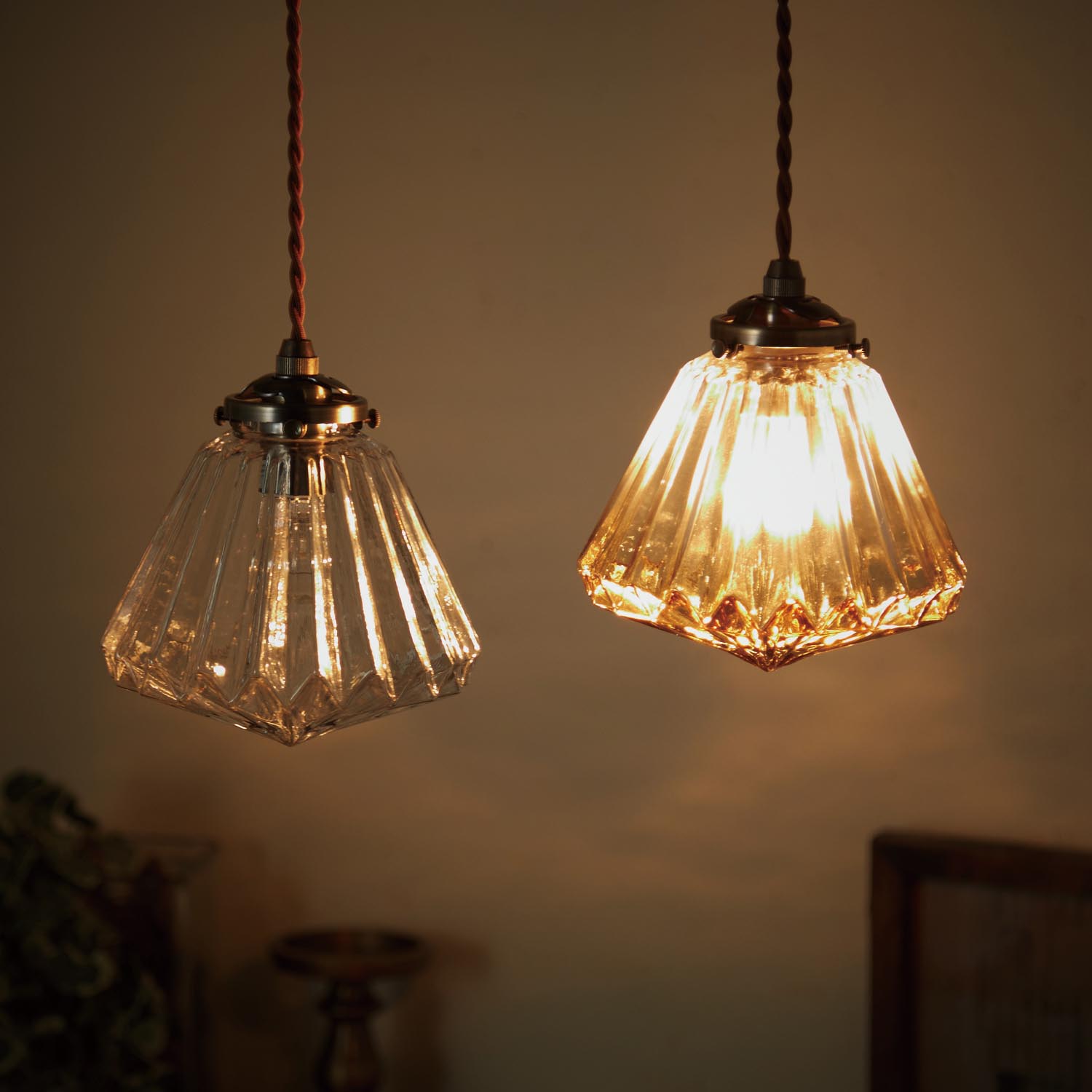 【インターフォルム/INTERFORM】ギャザーデザインが特徴のペンダントライト「ロレエ/Lorrez」