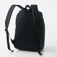 クッション入りの肩ひもで負担を和らげ、背中はクッション入りのメッシュ仕様で快適