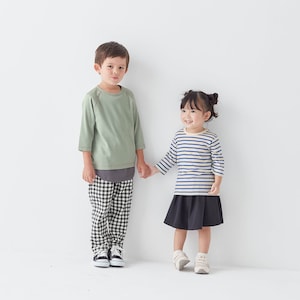 左)スモーキーグリーン／110cm・110サイズ、右)ブルーボーダー／87cm・90サイズ