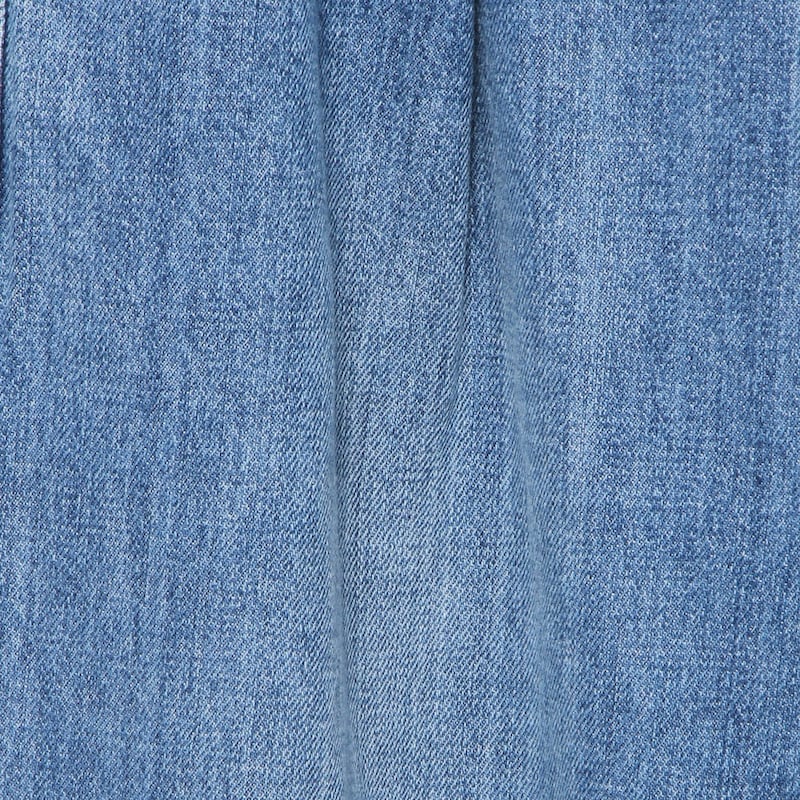 本体は綿100％のデニム素材を使用