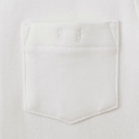 左胸のポケットに名札の針を通す穴があいています