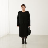 19号アンサンブル着用例（モデル身長156cm、バスト109、ウエスト90、ヒップ108cm）