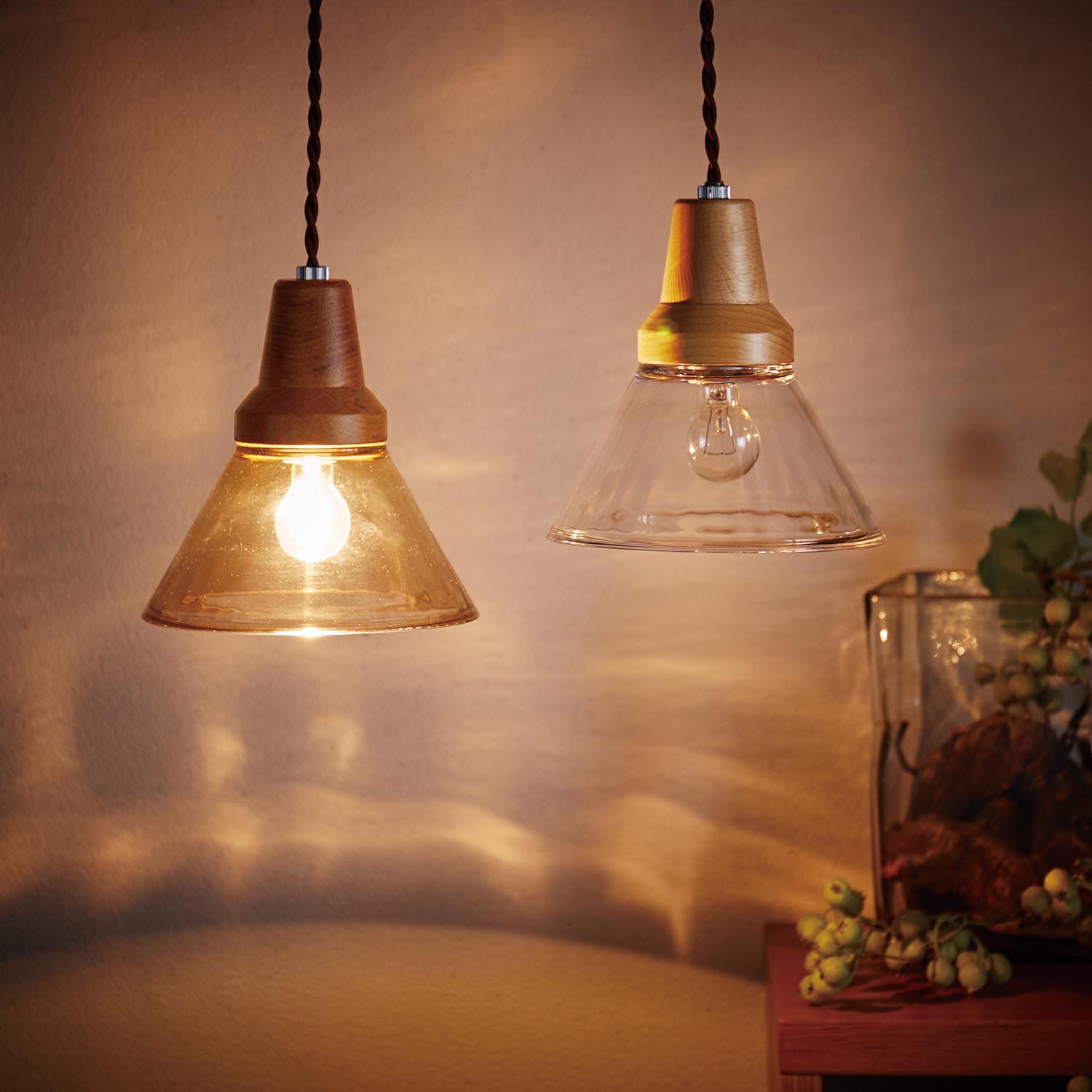 ガラス×天然木のナチュラルなペンダントライト「ベルカ/Berka」 ガラス×天然木のナチュラルなペンダントライト「ベルカ/Berka」