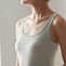 絶妙な襟の開き具合で、チラ見えが気にならない