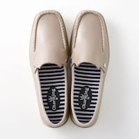 ベージュ