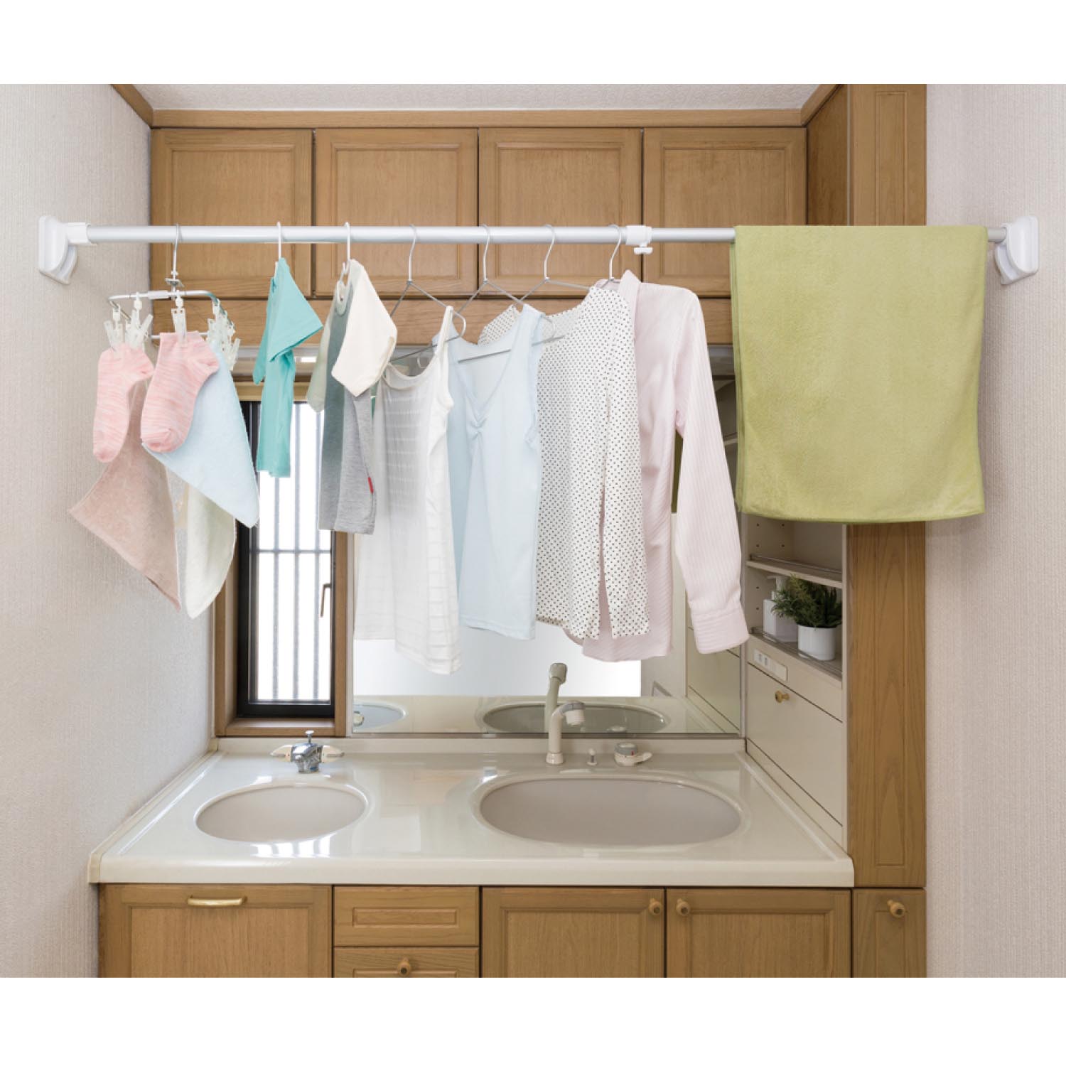 【セキスイ/SEKISUI】スペースに合わせて幅調整できるアルミ製突っ張り室内物干し