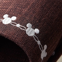 ミックス糸の風合いある素材にミッキーモチーフの刺繍入り。