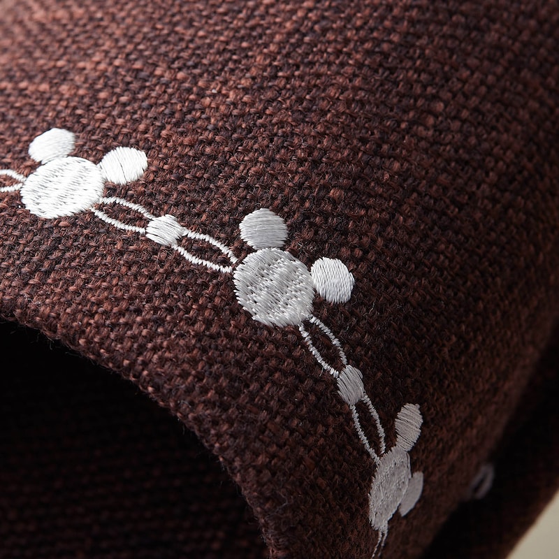ミックス糸の風合いある素材にミッキーモチーフの刺繍入り。