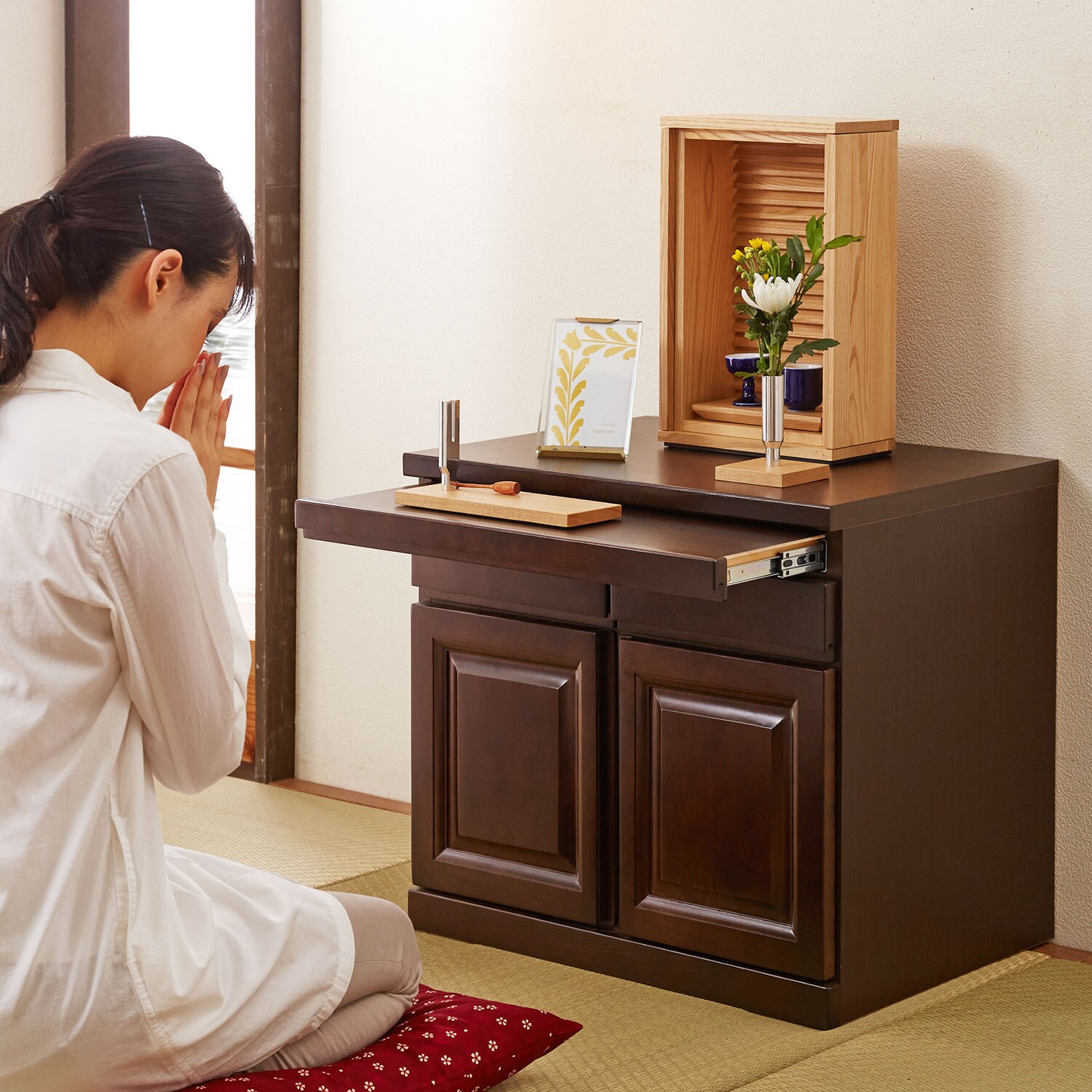 【ベルメゾン】座って手を合わせられる家具調仏壇置き台