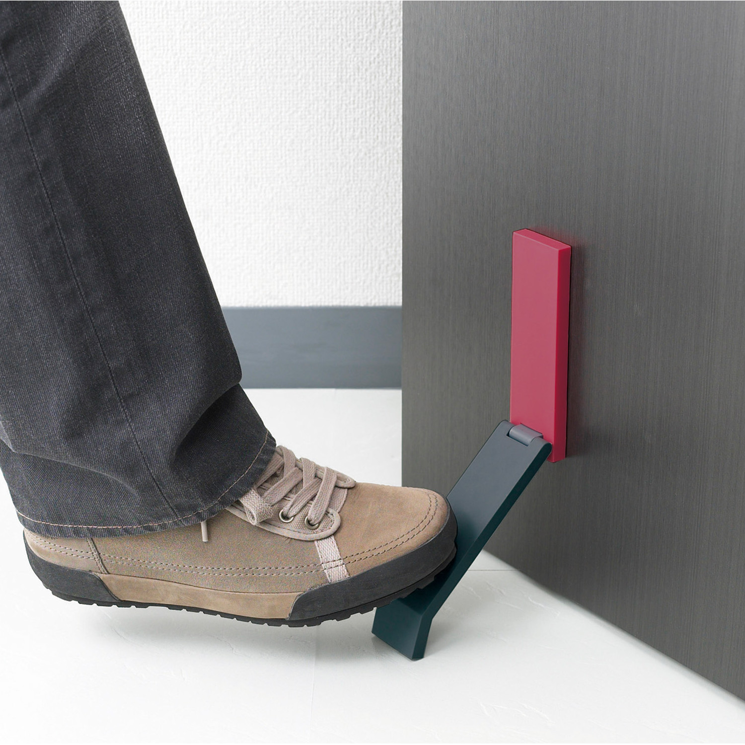 【ティディ/tidy】立ったまま操作できる玄関用ドアストッパー「DoorStop」