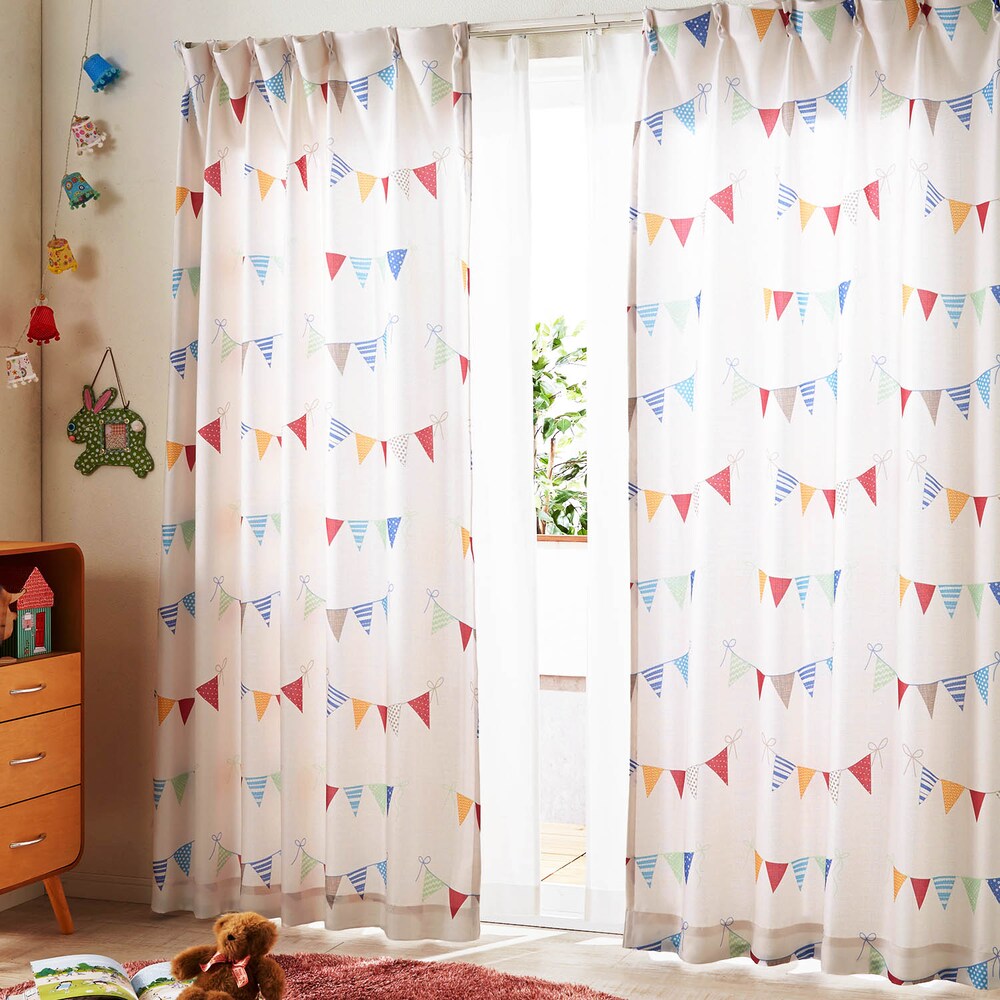 子供部屋におすすめの、とってもかわいいガーランド柄のカーテン絵本の1ページのようなデザインは、お子様の好奇心や想像力を刺激しそうまた、季節の変わり目など、お気軽に買い替えていただけるよう、お手頃価格を