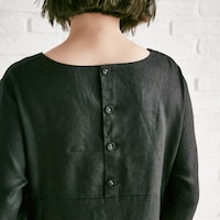 後ろ姿のアクセントとなるくるみボタン