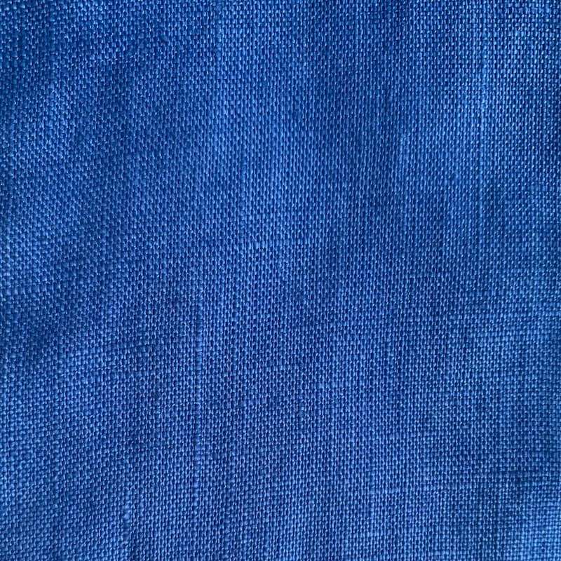 ブルーの色味（着用画像は光の加減で若干明るく写っております。）