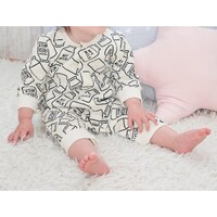 オフホワイトミルク／モデル身長74cm・70サイズ着用・体重:8.9kg