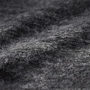 毛布のような肌触りの裏シャギー素材。熱を閉じ込めやすく保温性があるのも特徴
