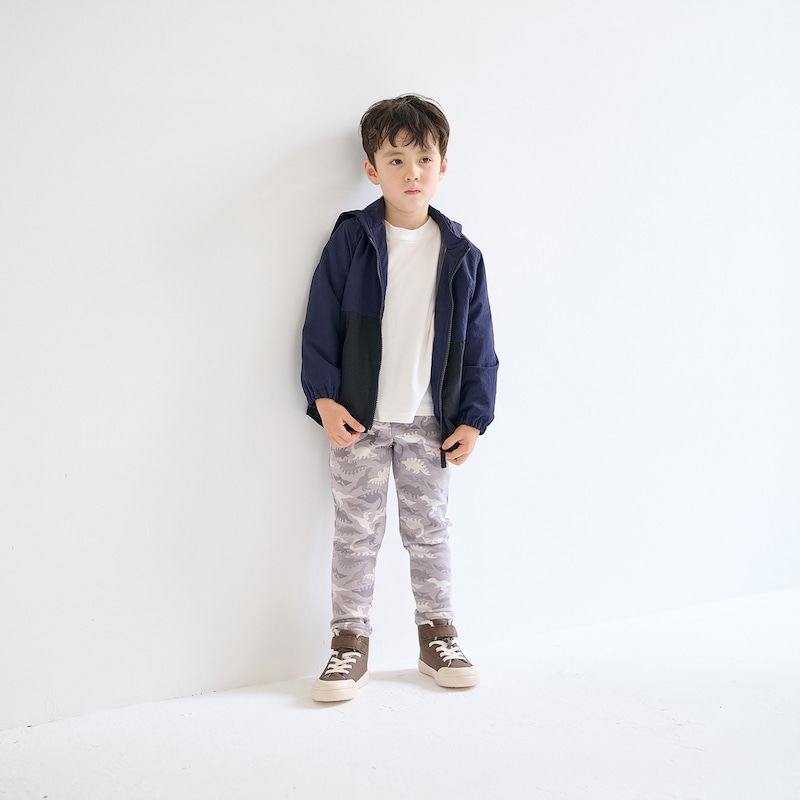 恐竜迷彩／モデル身長111cm・110サイズ着用