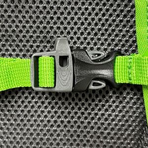ショルダーベルトに護身用ホイッスル付き
