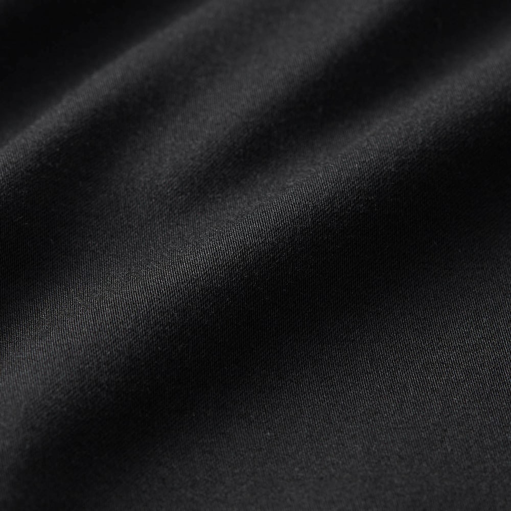 糸の原料そのものを黒に染めることで、100回洗濯を繰り返しても色あせしにくい