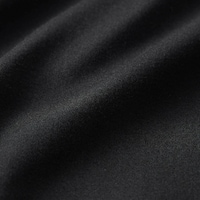 糸の原料そのものを黒に染めることで、100回洗濯を繰り返しても色あせしにくい