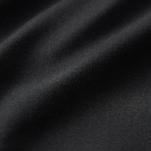 糸の原料そのものを黒に染めることで、100回洗濯を繰り返しても色あせしにくい